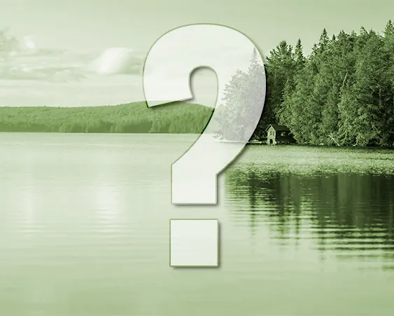 Photo sépia d’une cabane en bois au bord d’un lac calme et d'une forêt, avec un point d’interrogation.